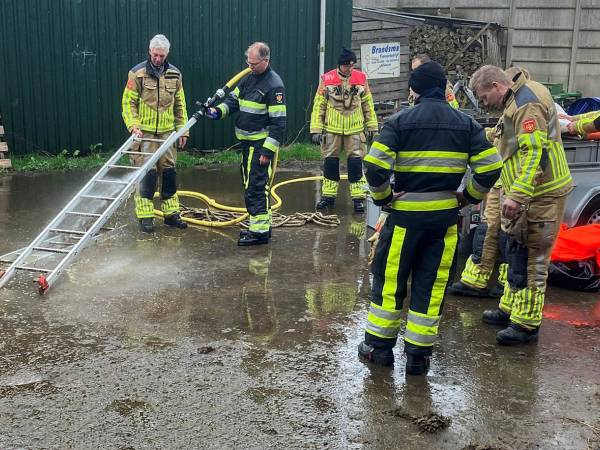 Brandweer Akkrum helpt vier pinken uit mestput