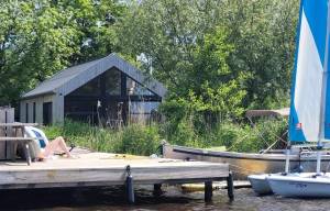 Chalets bij zeilschool Pean in Nes (H) mogen blijven staan