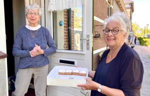 Bewoners Coopersburg getrakteerd op oranjekoek in jubileumjaar