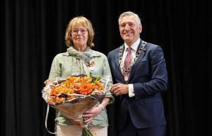 Koninklijk lintje voor vrijwilligers zorgcentrum Leppehiem Akkrum
