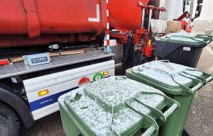 Gft-containers Akkrum-Nes door vorst half geleegd