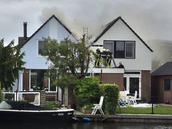 Geschakelde woningen Akkrum in brand; rook over woonwijk