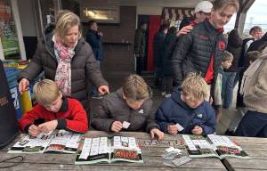 Jubileumboek Voetbal Akkrum gepresenteerd op drukbezochte middag