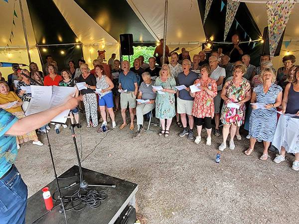 Gelegenheidskoor sluit al zingend Bloeiweek Akkrum-Nes