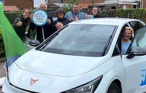 Bloeiweek-bezoekers maken proefritten met dorpsdeelauto