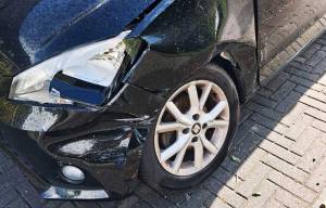 Automobilist rijdt door na botsing met geparkeerde auto in Akkrum