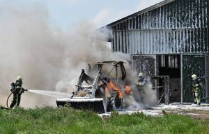 Brandweer Akkrum voorkomt overslaan brand