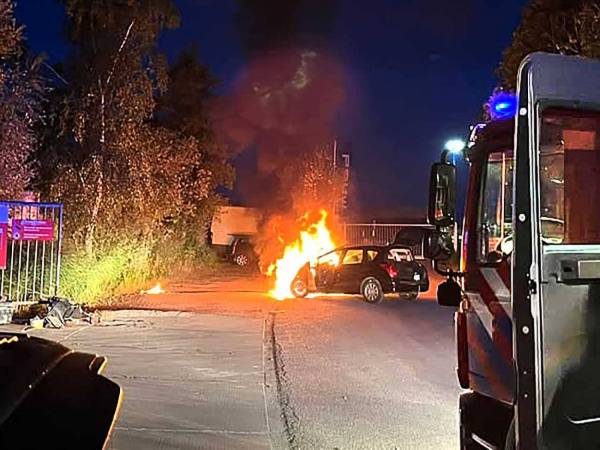 Bestuurder parkeert auto; voertuig vliegt in brand