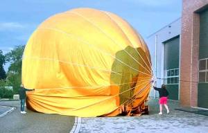 Ballonvaarder maakt krappe landing aan De Silo in Akkrum