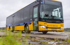 Stremming bij boerderij Akkrum; passagiersbus in berm gestrand