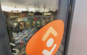 Skoalbern yn Akkrum fine massaal de wei nei biblioteek nei ferhuzing