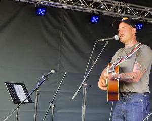 Douwe Bob verrast publiek op Nesville en Akkrumento