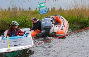Eerste duurwedstrijd NK Zonnebootrace levert direct spektakel op in Akkrum