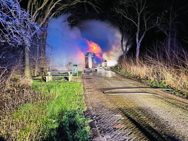 Brand in gedumpte paardentrailer: mogelijk drugsafval
