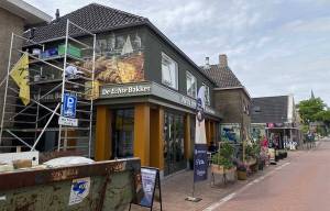 Kleurrijke schildering wordt blikvanger op muur bakkerij Akkrum