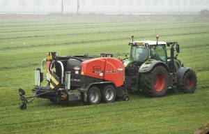 Nog maaien in november: zeldzaam late snede in Akkrum
