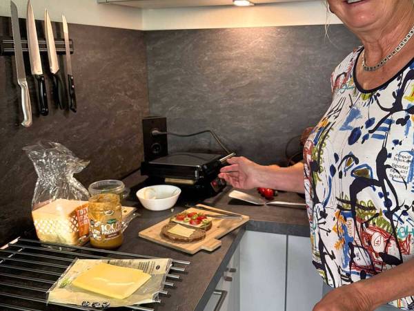 Gezellige en smakelijke tosti-inloop tijdens Bloeiweek in Doarpskeamer