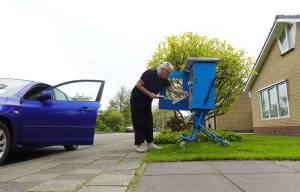 Boekenkast op rollator lokt lezers naar Akkrum