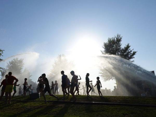 Verkoelend waterpretspektakel van Brandweer Akkrum
