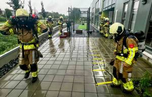 Brandweer Akkrum traint in vol ornaat voor 600 treden én goed doel