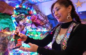 Voorkamer in Akkrum omgebouwd tot Peruaans kerstdorp