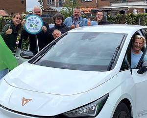 Bloeiweek-bezoekers maken proefritten met dorpsdeelauto