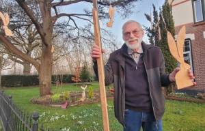 Boom vol houten hazen en hanen trekt bekijks in Akkrum