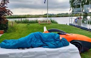 Gestrande fietser slaapt op picknickbank pont Nije Skou