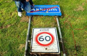 Magneetvissers (14 en 16) hengelen plaatsnaambord Akkrum uit De Boarn