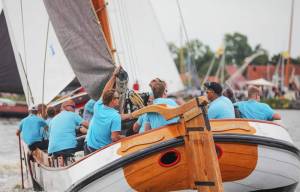 Drie zonen Eildert Meeter (79) uit Akkrum op skûtsje; 'lytsdochter wurdt letter skipper'