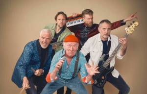 Nederpopband Drukwerk op jubileum Akkrum-Nes Centraal