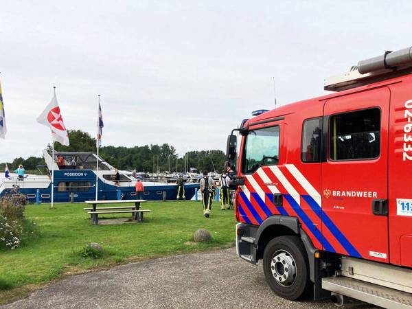 Huurboot met acht Duitsers stuurloos op Heerenveens Kanaal