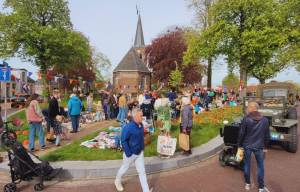 Oranjezonnetje, vrijmarkt en WOII-tocht kleuren Koningsdag in Akkrum-Nes