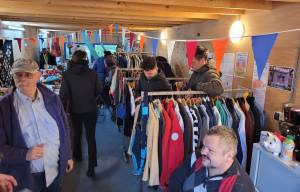 Foar Elkoar Sjop weer naar Akkrum met kleding ‘voor wie het nodig heeft’
