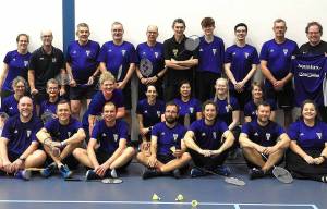 Badmintonners De Swiepers Akkrum blij met nieuwe leden, trainer én sponsors