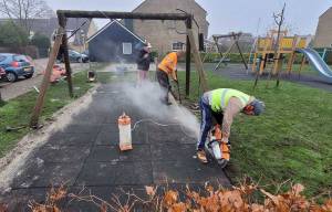 Rubber tegels in speeltuin Akkrum weer recht - ,,It moast eefkes netsjes’’