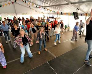 Workshop linedance voor Westernfestival in feesttent Merke