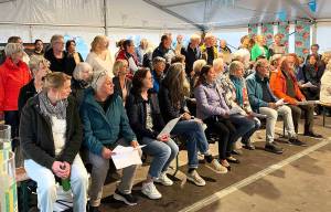 Pop-upkoor trekt volle tent tijdens vierde dag Bloeiweek Akkrum-Nes
