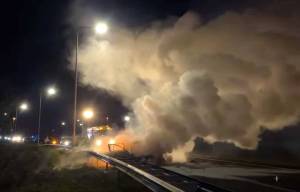 Brandweer Akkrum blust autobrand A32; flinke rookontwikkeling
