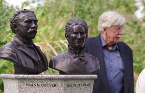 Borstbeelden Frank Cooper en Nettie de Graaff onthuld op drukke jubileumdag