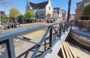 Klaverblad siert vernieuwde brug Buorren in Akkrum