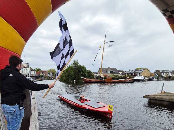 Reuzedei 2026 kleurt Akkrum ondanks grijze lucht