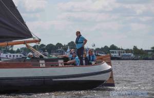 Pieter Ezn Meeter draagt roer Akkrumer skûtsje over aan broer Sander