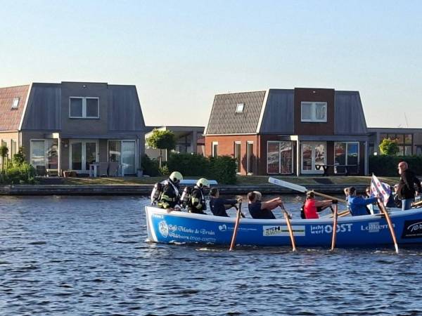 Roeiploeg brengt brandweer Akkrum naar stuurloos schip