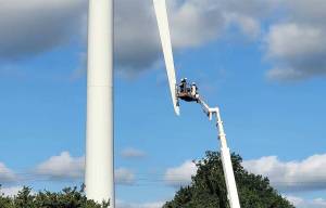 Poolse specialisten herstellen wieken windmolen aan Leppedyk