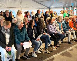 Pop-upkoor trekt volle tent tijdens vierde dag Bloeiweek Akkrum-Nes