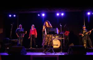 Zangleerlingen Sing Friesland Akkrum op podium Posthuistheater