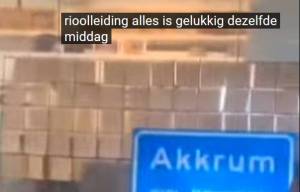 Plaatsnaambord Akkrum duikt op bij poepfontein Universiteit Leiden