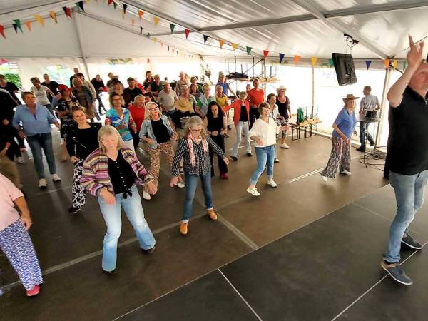 Workshop linedance voor Westernfestival in feesttent Merke