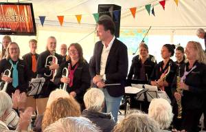 Gouden Dirigeerstokje van Harmonie Akkrum voor Dennis Gijsman